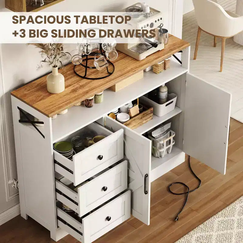 Mobile buffet da fattoria da 47" con presa di corrente integrata, 2 ante scorrevoli e 3 cassetti, bianco antico