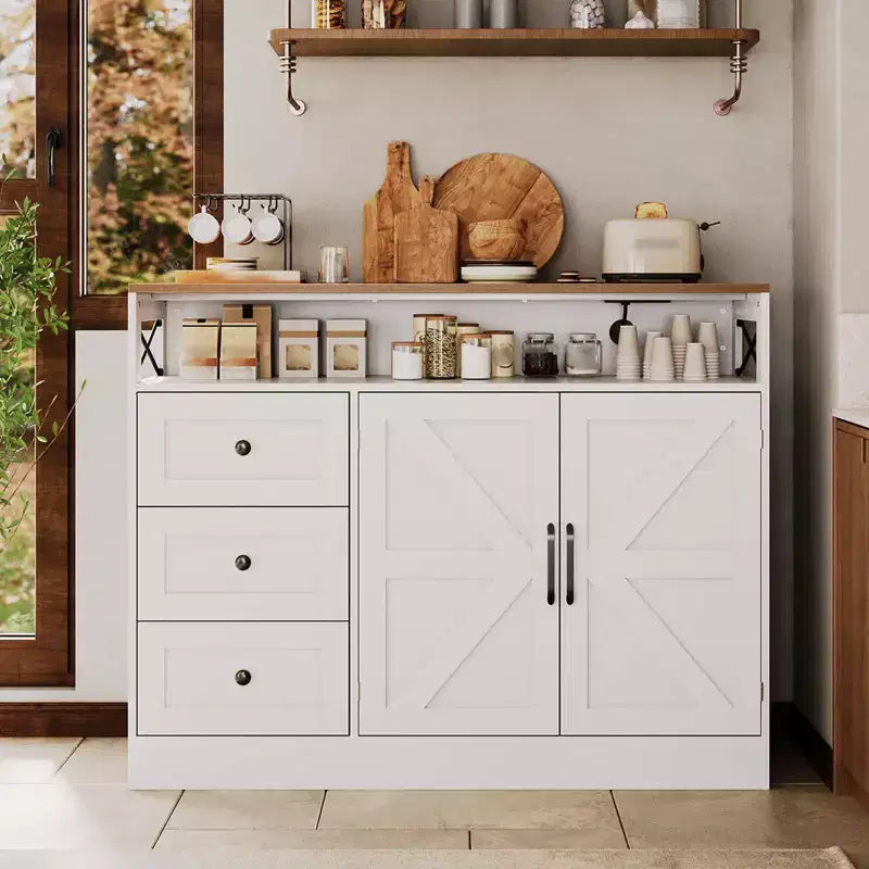 Mobile buffet da fattoria da 47" con presa di corrente integrata, 2 ante scorrevoli e 3 cassetti, bianco antico