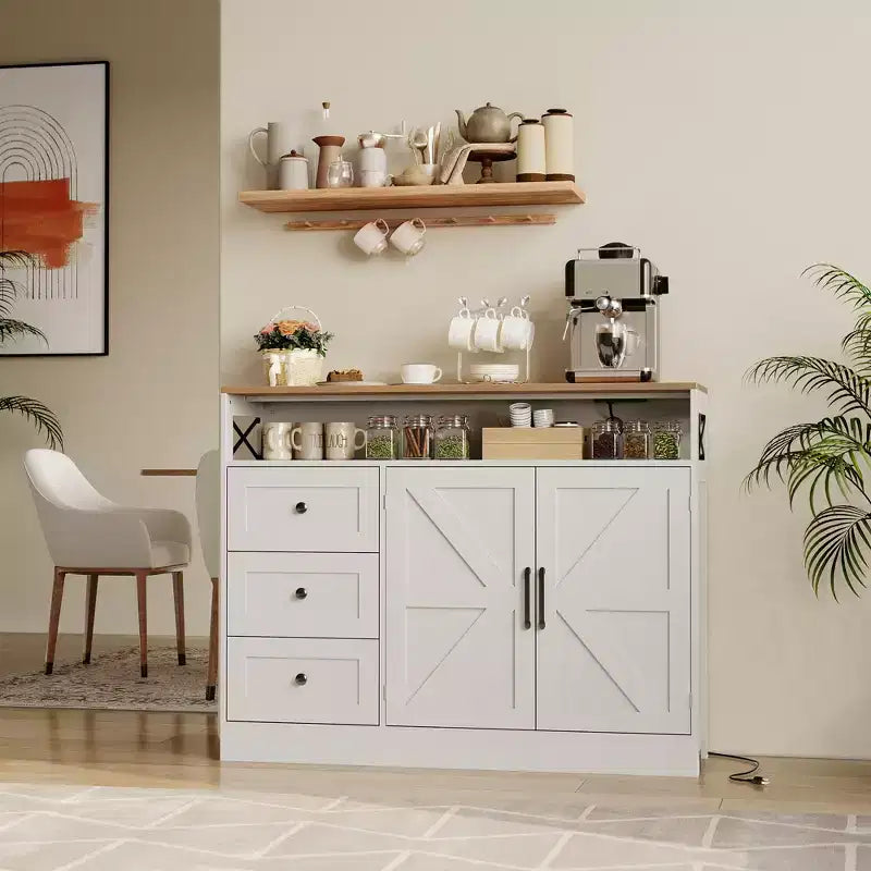 Mobile buffet da fattoria da 47" con presa di corrente integrata, 2 ante scorrevoli e 3 cassetti, bianco antico