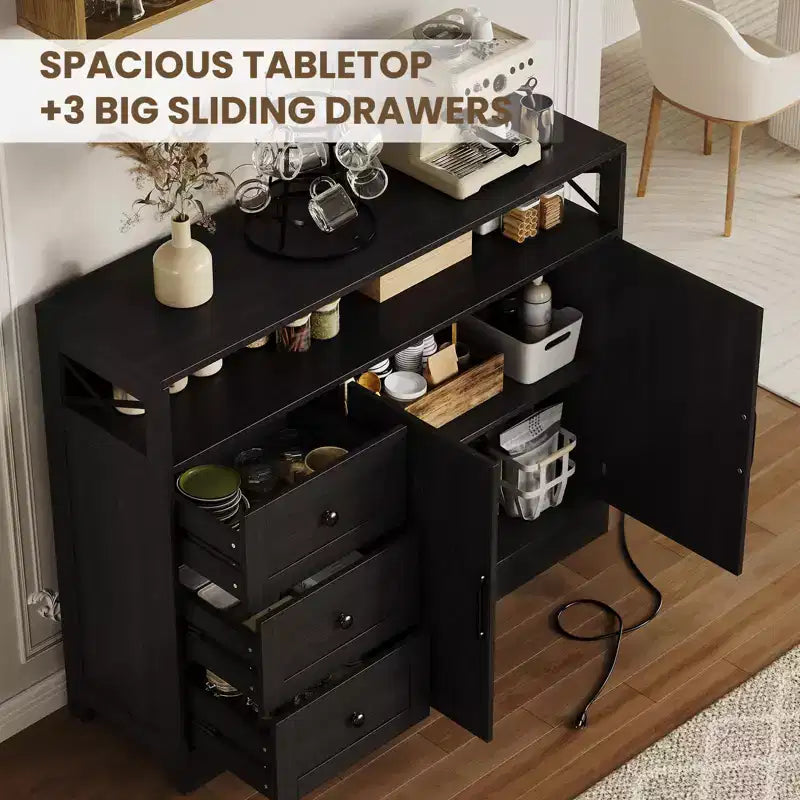 Mobile buffet da fattoria da 47" con presa di corrente integrata, 2 ante scorrevoli e 3 cassetti, bianco antico