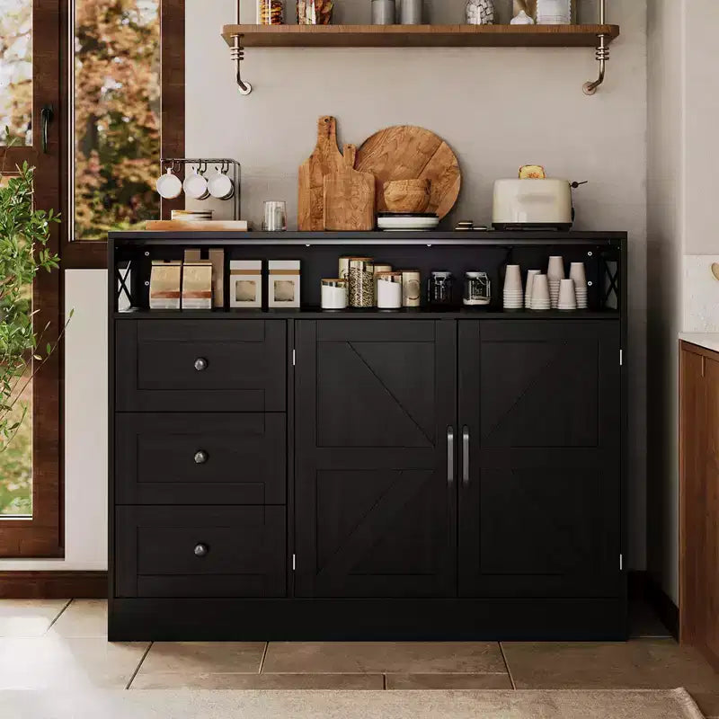 Mobile buffet da fattoria da 47" con presa di corrente integrata, 2 ante scorrevoli e 3 cassetti, bianco antico