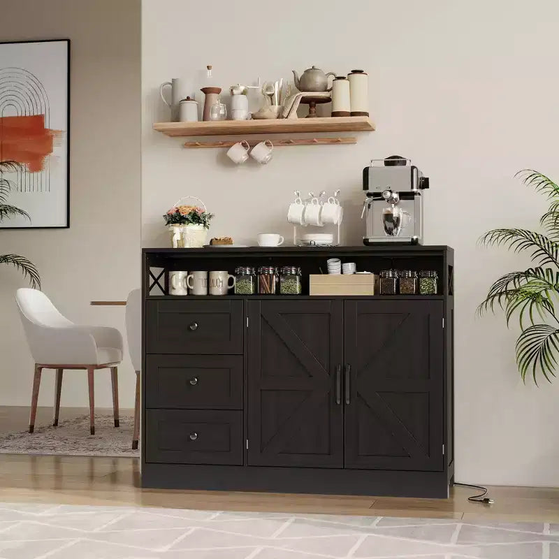 Mobile buffet da fattoria da 47" con presa di corrente integrata, 2 ante scorrevoli e 3 cassetti, bianco antico