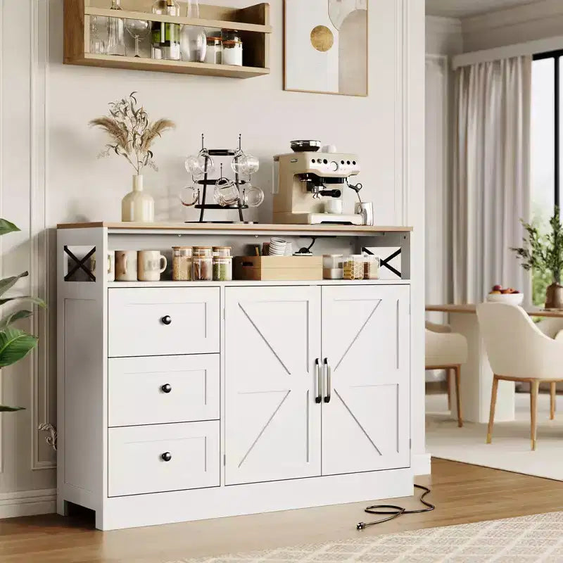 Mobile buffet da fattoria da 47" con presa di corrente integrata, 2 ante scorrevoli e 3 cassetti, bianco antico